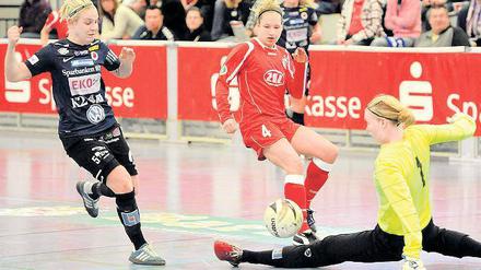 Harter Einsatz. Die Potsdamerin Babett Peter (Mitte)  hier gegen Emelie Johnsson (l.) und Torfrau Hedvig Lindahl von Kristinstads DFF  vermochte es nicht, mit Turbine den Titel zu verteidigen.