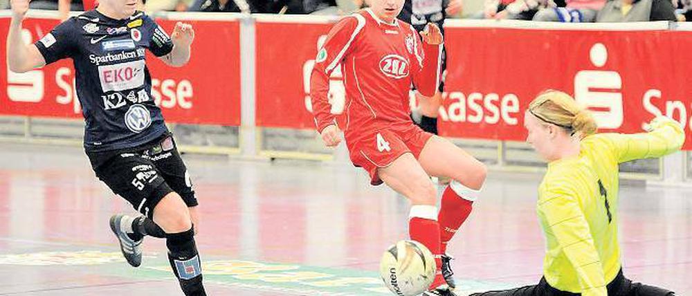 Harter Einsatz. Die Potsdamerin Babett Peter (Mitte)  hier gegen Emelie Johnsson (l.) und Torfrau Hedvig Lindahl von Kristinstads DFF  vermochte es nicht, mit Turbine den Titel zu verteidigen.