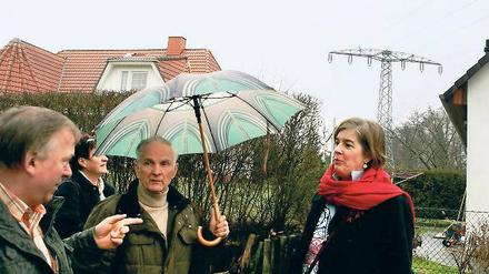 Spannung unter der Freileitung. Grünen-Politikerin Marie Luise von Halem und Marquardts Ortsvorsteher Wolfgang Grittner im Gespräch mit erbosten Anwohnern (v.r.), die gegen die Stromtrasse in ihren Gärten kämpfen.