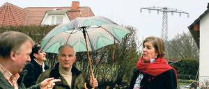 Spannung unter der Freileitung. Grünen-Politikerin Marie Luise von Halem und Marquardts Ortsvorsteher Wolfgang Grittner im Gespräch mit erbosten Anwohnern (v.r.), die gegen die Stromtrasse in ihren Gärten kämpfen.