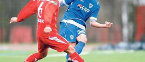 Testspiel in Halle. Robert Paul (rechts)  hier im Duell mit Toni Lindenhahn vom HFC  traf zwar gestern für den SVB 03, konnte die Nulldrei-Niederlage am Geburtstag seines Trainers Dietmar Demuth aber auch nicht verhindern.