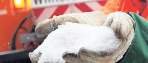 Salz im Winter. Es befreit Straßen von Eis, aber greift Bäume und Karossen an.