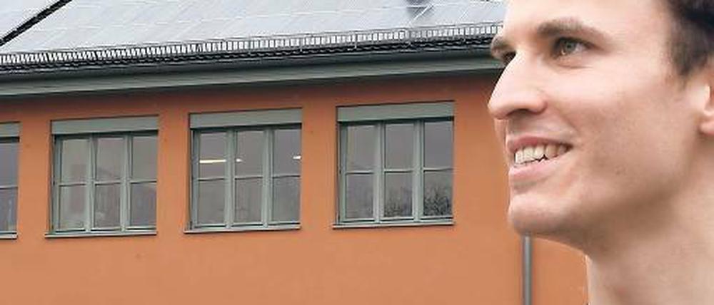 Angezapft. Simon Wohlfahrt vor der neuen Solar-Anlage in Golm.