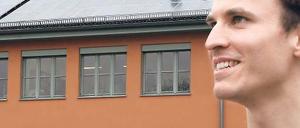 Angezapft. Simon Wohlfahrt vor der neuen Solar-Anlage in Golm.
