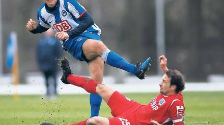Rettungsversuch. Almedin Civa (r.) gegen Herthas Pierre-Michel Lasogga.