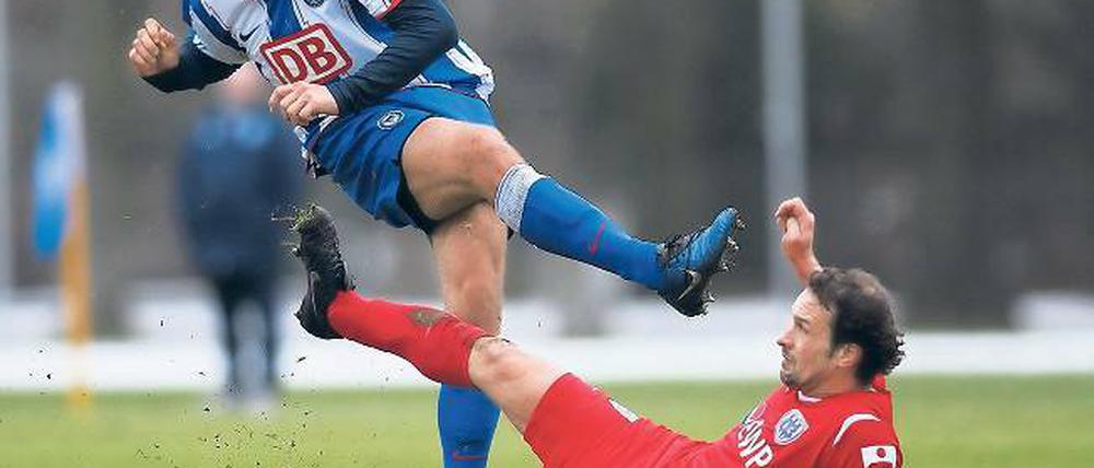 Rettungsversuch. Almedin Civa (r.) gegen Herthas Pierre-Michel Lasogga.