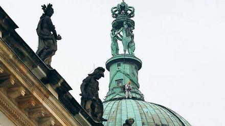 Bedrohtes Welterbe: Die Kuppel auf dem Neuen Palais ist von Rost zerfressen. Deswegen wird sie nun innerhalb der kommenden beiden Wochen eingerüstet und untersucht. Ungewiss ist noch, wie kostspielig die fälligen Reparaturen werden.
