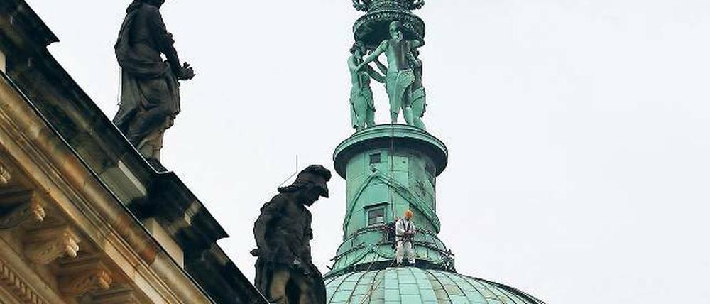 Bedrohtes Welterbe: Die Kuppel auf dem Neuen Palais ist von Rost zerfressen. Deswegen wird sie nun innerhalb der kommenden beiden Wochen eingerüstet und untersucht. Ungewiss ist noch, wie kostspielig die fälligen Reparaturen werden.