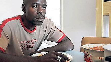 Voller Zuversicht. Der Asylbewerber Acha aus Kamerun will in Brandenburg Fuß fassen, wie der Film Gestrandet erzählt.