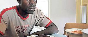 Voller Zuversicht. Der Asylbewerber Acha aus Kamerun will in Brandenburg Fuß fassen, wie der Film Gestrandet erzählt.