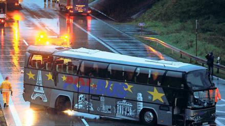 Tragödie auf dem Berliner Ring. 14 Menschen kamen bei dem schweren Busunfall am 26. September 2010 ums Leben. Nach bisherigen Erkenntnissen musste der Busfahrer einem zu schnell auf die Autobahn fahrenden Pkw ausweichen.
