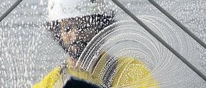 Das darf jeder: Gebäudereiniger können auch ohne Meisterbrief einen eigenen Betrieb gründen.