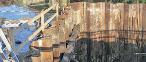 Ohne Negativ-Schlagzeilen: Für den Neubau der Nedlitzer Südbrücke liegen die Bauarbeiten bis jetzt noch voll im Zeitplan, auch der frühe Wintereinbruch hat dem Baufortschritt offenbar nicht geschadet.