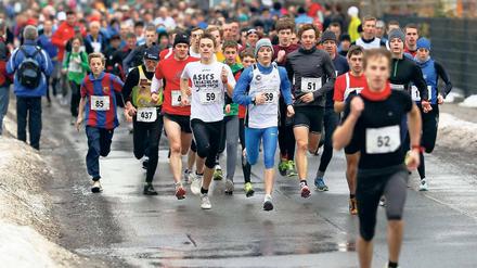 Sportlich um den See. Mehr als 300 Läuferinnen und Läufer waren am Sonntag in Caputh auf insgesamt drei Distanzen unterwegs.