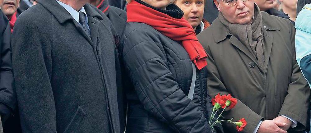 Im Mittelpunkt. Der Linken-Chefin Gesine Lötzsch galt nach ihrem Kommunismus-Aufsatz besondere Aufmerksamkeit. Sie kam in Begleitung des früheren Parteichefs Oskar Lafontaine (links) und Fraktionschef Gregor Gysi (rechts) zur Gedenkstätte der Sozialisten.