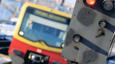 Stillstand. Die S-Bahn ist von der Normalität weit entfernt. Die Züge müssen aus technischen Gründen langsamer fahren denn je. Nach scheinbar endlosem Chaos, könnte sich die Politik nun aber bewegen  und einen Teil des Netzes neu ausschreiben.