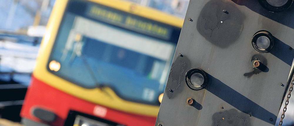 Stillstand. Die S-Bahn ist von der Normalität weit entfernt. Die Züge müssen aus technischen Gründen langsamer fahren denn je. Nach scheinbar endlosem Chaos, könnte sich die Politik nun aber bewegen  und einen Teil des Netzes neu ausschreiben.