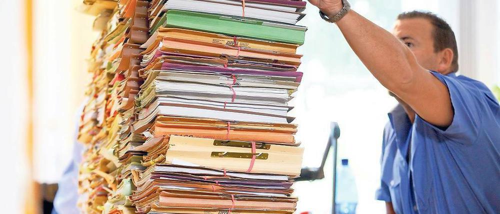 Stapelweise Akten türmen sich auf den Tischen der Justiz. Ein Grund sind fehlerhafte Bescheide des Potsdamer Jobcenters, früher Paga. Über 2000 Klagen sind noch nicht entschieden.