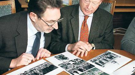 Historie zum Anfassen. Jann Jakobs (l.) und Freiherr von Ketteler mit Fotos der Neptungruppe.