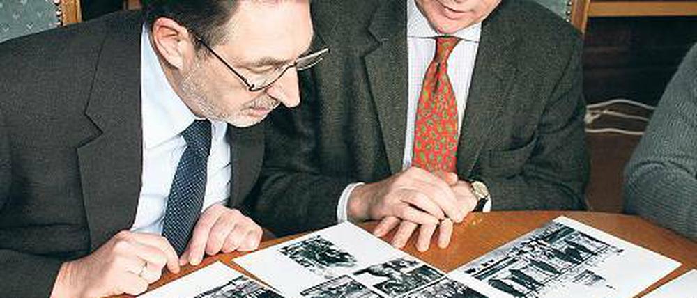 Historie zum Anfassen. Jann Jakobs (l.) und Freiherr von Ketteler mit Fotos der Neptungruppe.