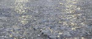 Eisiger Regen. Spiegelglatt war gestern auch diese Kopfsteinpflasterstraße in Müncheberg (Märkisch-Oderland).