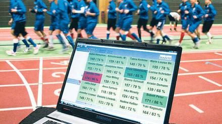 Mit wissenschaftlicher Akribie. Bei den gestrigen Tempoläufen (oben) kontrollierten Co-Trainer Dirk Heinrichs und Mannschaftsleiterin Aferdita Podvorica (rechts oben) per Laptop die Pulswerte aller Turbine-Spielerinnen. Die Japanerin Yuki Nagasato (rechts unten) machte vorher rasch noch einige Dehnungsübungen.