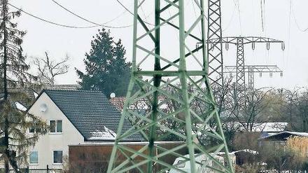 Quer durch die Gärten. Nahe vorbei an Wohnhäusern verläuft die 110-Kilovolt-Leitung in Marquardt, die saniert werden soll. Anwohner wehren sich gegen die Trasse.