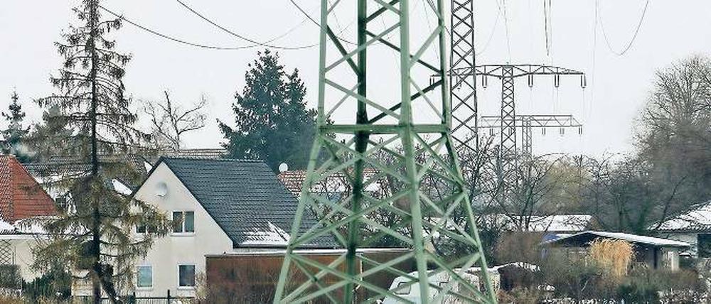 Quer durch die Gärten. Nahe vorbei an Wohnhäusern verläuft die 110-Kilovolt-Leitung in Marquardt, die saniert werden soll. Anwohner wehren sich gegen die Trasse.