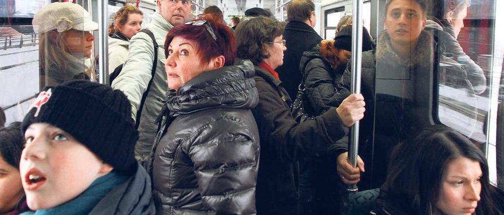 Es bleibt eng. Die Fahrgäste drängen sich in den Zügen, während die Politik noch immer kein Konzept für die dauerhafte Lösung des S-Bahn-Problems hat.