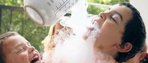 Mit Trockeneis und warmem Wasser experimentieren kleine Forscher schon heute in Kindergärten. Das Projekt soll ab diesem Jahr auch an insgesamt 40 Schulen in Berlin, Potsdam und Umgebung stattfinden. Dafür sucht die Stiftung Haus der kleinen Forscher Einrichtungen, die Modellschule werden wollen.