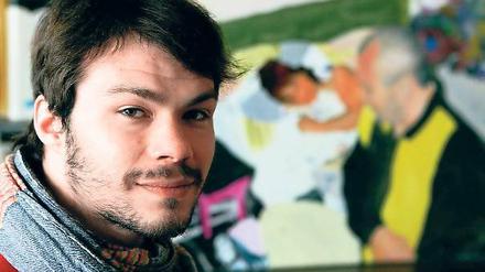 Der junge Maler Götz Schramm vor seinem Bild Gela und Klaus.