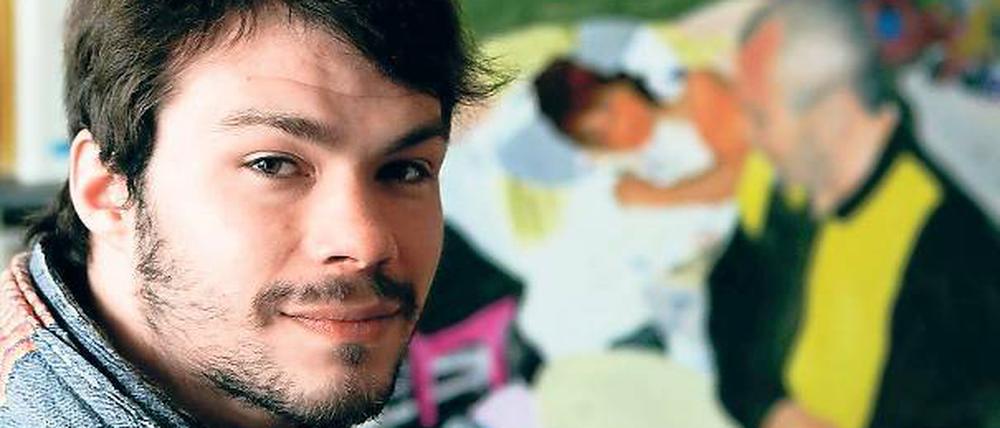 Der junge Maler Götz Schramm vor seinem Bild Gela und Klaus.
