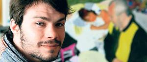 Der junge Maler Götz Schramm vor seinem Bild Gela und Klaus.