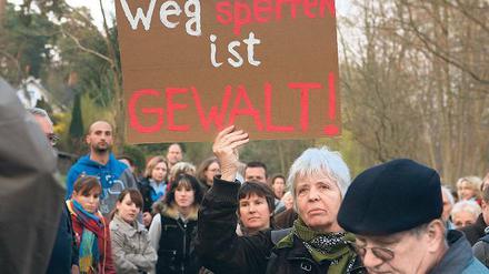 Protest. 2010 demonstrierten die Groß Glienicker wochenlang jeden Montag gegen die Sperren; dieses Foto entstand Mitte April. Geändert hat sich an der Situation seither wenig.