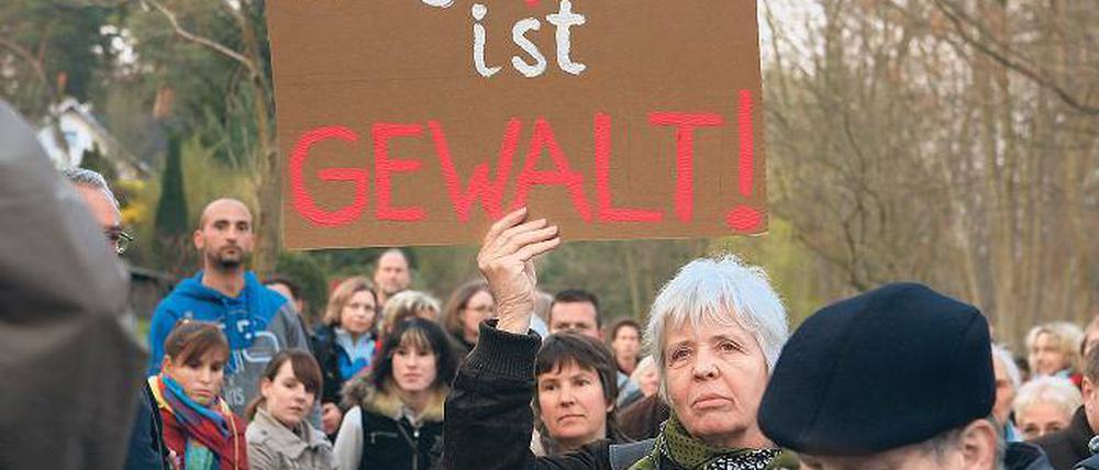 Protest. 2010 demonstrierten die Groß Glienicker wochenlang jeden Montag gegen die Sperren; dieses Foto entstand Mitte April. Geändert hat sich an der Situation seither wenig.