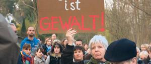 Protest. 2010 demonstrierten die Groß Glienicker wochenlang jeden Montag gegen die Sperren; dieses Foto entstand Mitte April. Geändert hat sich an der Situation seither wenig.