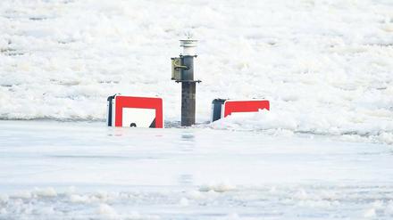 Eingeschlossen. Nur noch wenige Zentimeter ragte am Montag ein über drei Meter hohes Schifffahrtszeichen aus der mit Treibeisschollen zugefrorenen Oder nahe Hohensaaten in Märkisch-Oderland heraus. Der Wasserstand am Pegel Hohensaaten ist am Wochenende kontinuierlich gestiegen.