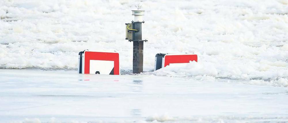 Eingeschlossen. Nur noch wenige Zentimeter ragte am Montag ein über drei Meter hohes Schifffahrtszeichen aus der mit Treibeisschollen zugefrorenen Oder nahe Hohensaaten in Märkisch-Oderland heraus. Der Wasserstand am Pegel Hohensaaten ist am Wochenende kontinuierlich gestiegen.