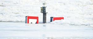Eingeschlossen. Nur noch wenige Zentimeter ragte am Montag ein über drei Meter hohes Schifffahrtszeichen aus der mit Treibeisschollen zugefrorenen Oder nahe Hohensaaten in Märkisch-Oderland heraus. Der Wasserstand am Pegel Hohensaaten ist am Wochenende kontinuierlich gestiegen.