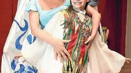 Farbenfroh. Regisseurin Alice Keiler mit ihren Darstellerinnen Alexandra (links), Elisabeth (Mitte) und Isabella (rechts) vom Theater Integrazia.