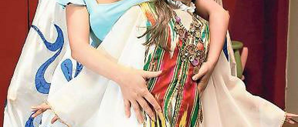 Farbenfroh. Regisseurin Alice Keiler mit ihren Darstellerinnen Alexandra (links), Elisabeth (Mitte) und Isabella (rechts) vom Theater Integrazia.