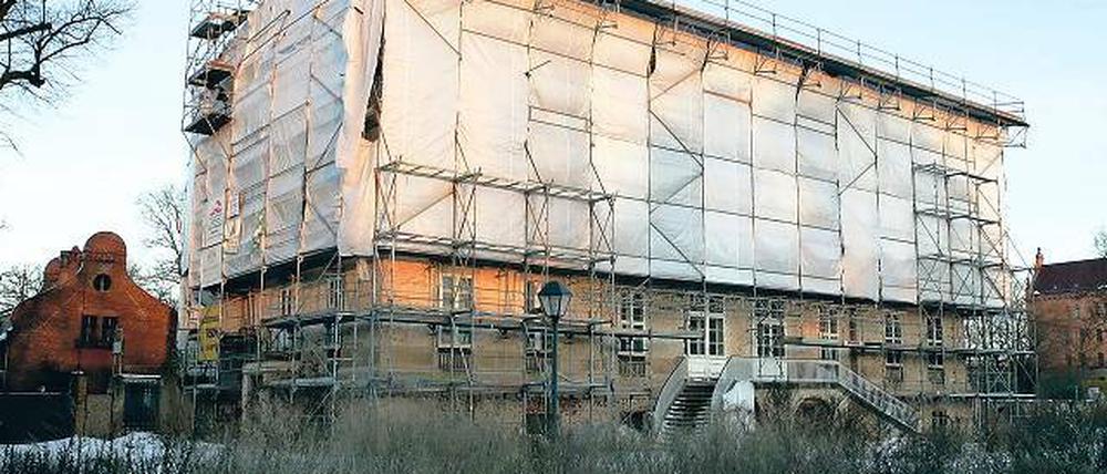 Überwintern unterm Notdach: Die Sanierung des historischen Palais Lichtenau am Neuen Garten stagniert seit über eineinhalb Jahren wegen der Insolvenz der Theis-Werke. Nun hat das 1796 bis 1797 auf Kosten des Königs errichtete Gebäude neue Eigentümer.