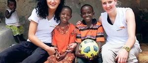 Gelungene Reise. Die deutschen Fußballnationalspielerinnen Anja Mittag (rechts) und Fatmire Bajramaj besuchten ihre Patenkinder, die achtjährigen Amina und den neunjährigen Bakari, in Tansania.