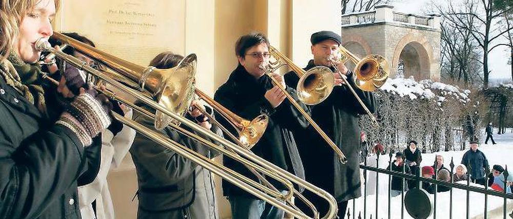 Posaunenklang im italienischen Ambiente. Das Ensemble Con Piacere spielte am 1. Januar zum traditionellen Neujahrskonzert am Belvedere auf dem Pfingstberg auf. Trotz Schneemassen waren Hunderte Potsdamer erschienen.