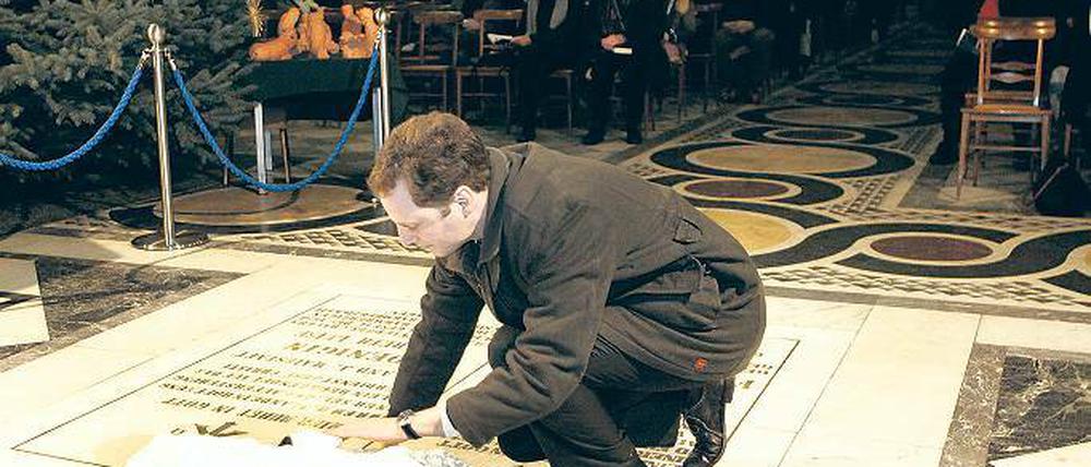 Familienbande. Georg Friedrich Prinz von Preußen legte am Neujahrstag während des Gottesdienstes in der Potsdamer Friedenskirche ein Kreuz, gebunden aus weißen Nelken, am Grab seines Vorfahren König Friedrich Wilhelm IV. nieder.