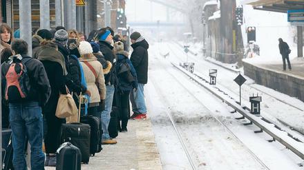 Langes Warten. Erneut drängten sich frierende Fahrgäste gestern auf den Bahnsteigen der S-Bahn.