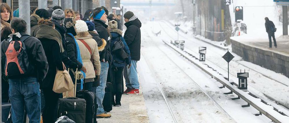 Langes Warten. Erneut drängten sich frierende Fahrgäste gestern auf den Bahnsteigen der S-Bahn.