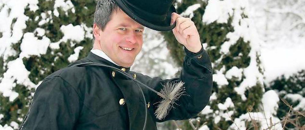 Darf als Glücksbringer schon mal die Braut küssen: Schornsteinfeger Eyk Waelisch.