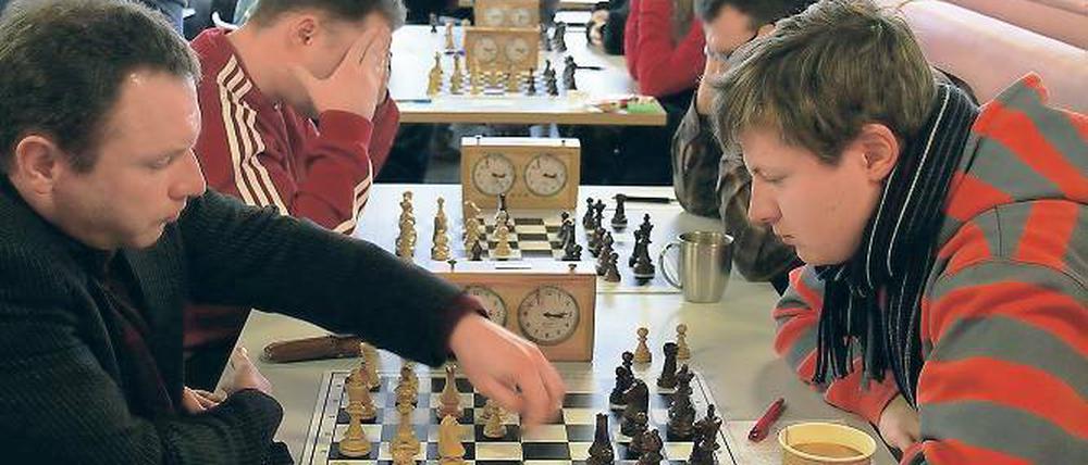 Grübeln an den Brettern. Heute geht es in die letzte Runde.