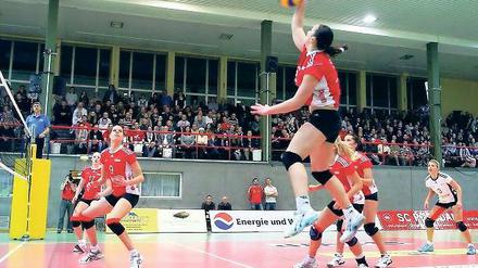 Wieder dabei. Melanie Iwansky (links) hat ihre Schulterverletzung auskuriert. Ihr Trainer rechnet nun damit, sie sowohl bei den beiden Testspielen als auch beim Punktspiel am Sonntag einsetzen zu können.